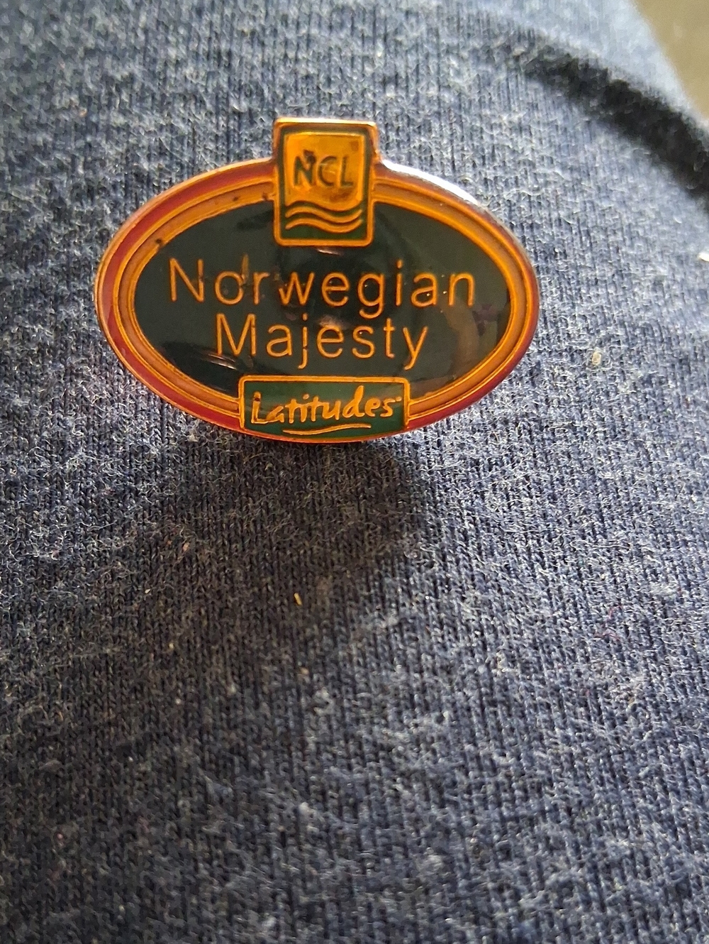 Norwegian Majesty Metal Lapel Pin - Gold and Dark Green